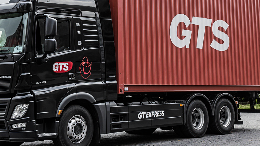 Cena-realista-de-um-caminhao-de-mudancas-moderno-branco-com-logo-Gts-Express-em-vermelho-container