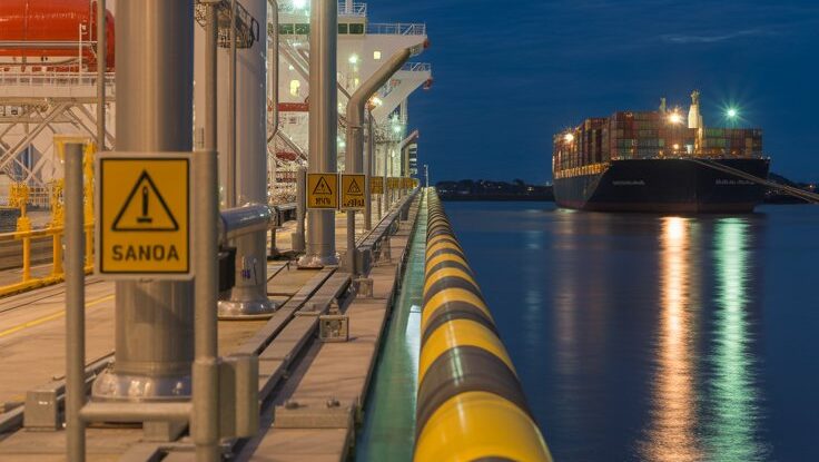 Um-close-up-extremamente-realista-de-um-dos-novos-bercos-de-atracacao-para-graneis-liquidos-na-Alemoa